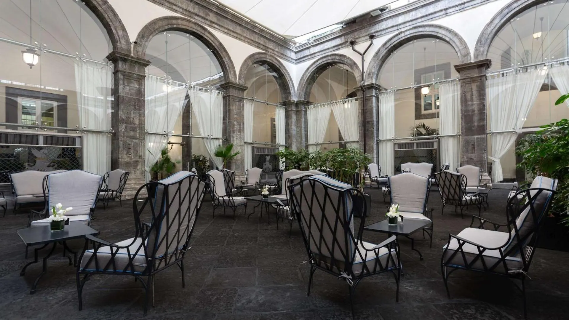 Отель Palazzo Caracciolo Неаполь